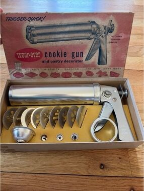 Vintage Wear-Ever Trigger Quick Cookie Gun Pastry Decorator Set